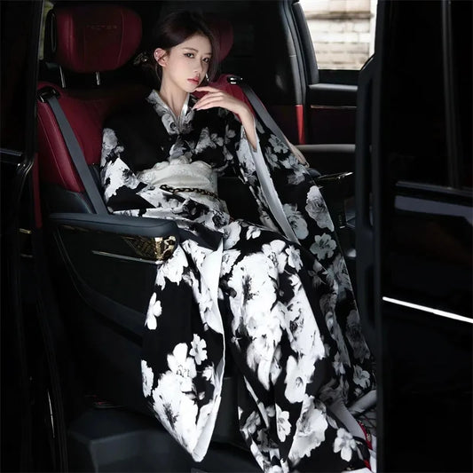 femme assise portant  Yukata Kimono Japonais -  Noir